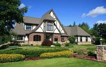 английский кирпичный дом с оштукатуренным фронтоном